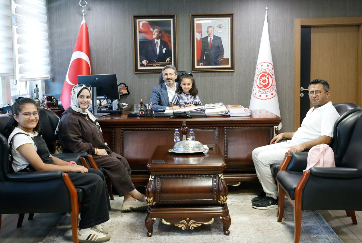 AhmetAYDIN_02's tweet photo. Ziyaretimize gelen değerli misafirlerimizle Bakanlığımızda bir araya geldik.

Gerçekleştirdiğimiz samimi sohbet ve kıymetli değerlendirmeler için kendilerine teşekkür ediyor, çalışmalarında başarılar diliyorum. https://t.co/WNKtBM2xGm
