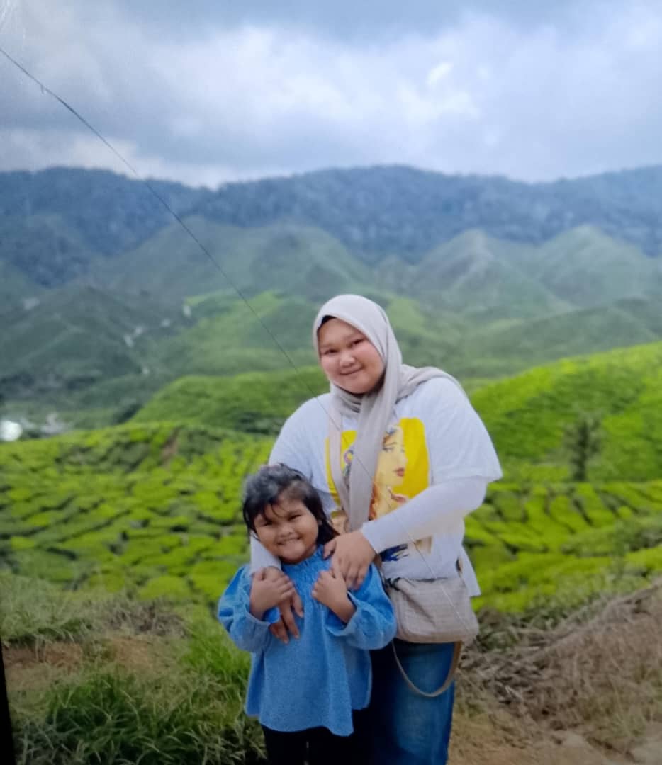 SinarOnline's tweet photo. Tiga maut tragedi kepala air: Nur Atikah maut pada hari ulang tahun anak
Tragedi itu berlaku apabila mereka sekeluarga sedang berkelah meraikan sambutan ulang tahun kelahiran anak sulung Nur Atikah
#sinarharian #lemas #kepalaair https://t.co/uj3G7DP6Q0