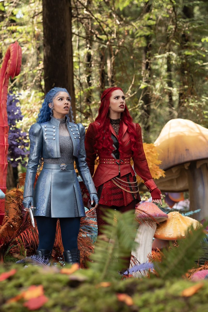 almanaquedisney's tweet photo. BAITA SURPRESA! 🍎🐇

‘Descendentes: País das Maravilhas Malvado’ (Descendants: Wicked Wonderland) é o melhor filme da franquia desde ‘Descendentes 2’, de quase 10 anos atrás.

Eles ouviram as críticas em relação o quarto e entregaram um filme realmente empolgante e com uma ótima história.

Ao colocar Red e Chloe pra confrontar os erros de mudar o passado, as personagens finalmente ganham o desenvolvimento que merecem.

‘Descendentes 5’ também faz um excelente uso do País das Maravilhas com cenários impressionantes e ótimos efeitos visuais.

Maddox é um baita vilão, o filme coloca os personagens em situações desafiadoras variadas e sabe usar os talentos do elenco.

Max, Luis, Hazel e Pink também são adições muito bem-vindas e memoráveis pra franquia. E a trilha sonora é fantástica, com excelentes músicas como ‘Dancing With the Enemy’, ‘Heartless’ e ‘For Once In My Life’.

E se isso não fosse o bastante, ainda temos mais tempo com Brandy e Rita Ora como Cinderela e Rainha de Copas, mostrando talento e carisma de sobra.

é ASSIM que se faz um filme do Disney Channel. Tô bem surpreso e feliz com o resultado.