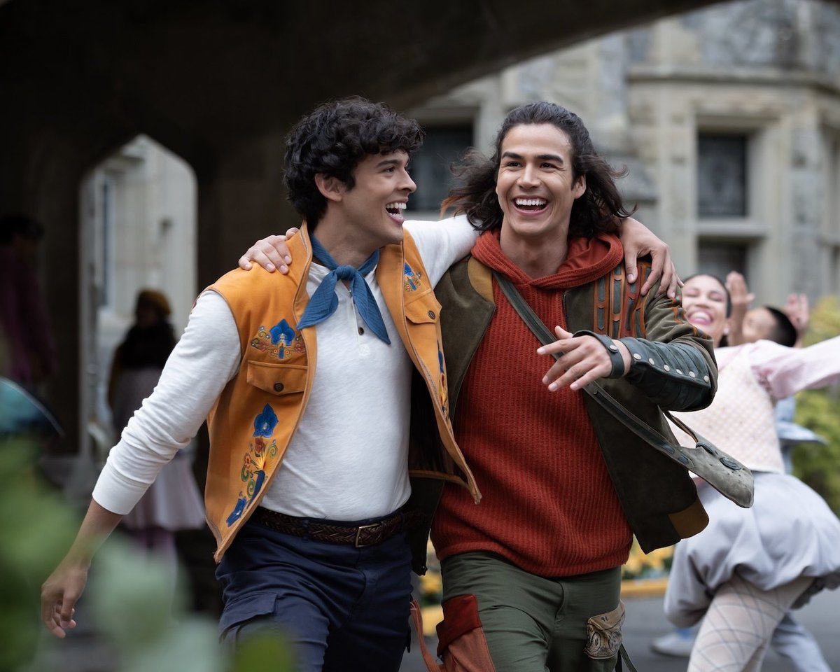 almanaquedisney's tweet photo. BAITA SURPRESA! 🍎🐇

‘Descendentes: País das Maravilhas Malvado’ (Descendants: Wicked Wonderland) é o melhor filme da franquia desde ‘Descendentes 2’, de quase 10 anos atrás.

Eles ouviram as críticas em relação o quarto e entregaram um filme realmente empolgante e com uma ótima história.

Ao colocar Red e Chloe pra confrontar os erros de mudar o passado, as personagens finalmente ganham o desenvolvimento que merecem.

‘Descendentes 5’ também faz um excelente uso do País das Maravilhas com cenários impressionantes e ótimos efeitos visuais.

Maddox é um baita vilão, o filme coloca os personagens em situações desafiadoras variadas e sabe usar os talentos do elenco.

Max, Luis, Hazel e Pink também são adições muito bem-vindas e memoráveis pra franquia. E a trilha sonora é fantástica, com excelentes músicas como ‘Dancing With the Enemy’, ‘Heartless’ e ‘For Once In My Life’.

E se isso não fosse o bastante, ainda temos mais tempo com Brandy e Rita Ora como Cinderela e Rainha de Copas, mostrando talento e carisma de sobra.

é ASSIM que se faz um filme do Disney Channel. Tô bem surpreso e feliz com o resultado.