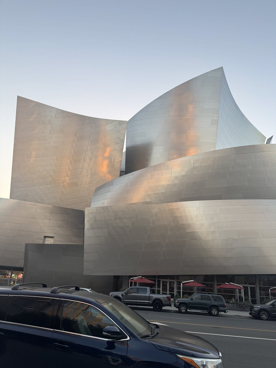 rhedo_shigure's tweet photo. ロサンゼルス2日目スタート！
こちらはAM8:15、曇り！

昨夜は
「YOSHIKI CLASSICAL 2026 in LOS ANGELES at WALT DISNEY CONCERT HALL」
を観させていただきました！
改めて大好きなメロディだと感じたX JAPANの名曲の数々と、
YOSHIKIさんの奏でるショパンのノクターンや白鳥の湖にうっとり。
とても貴重な時間になりました。感謝です！

今日は最終リハーサル！