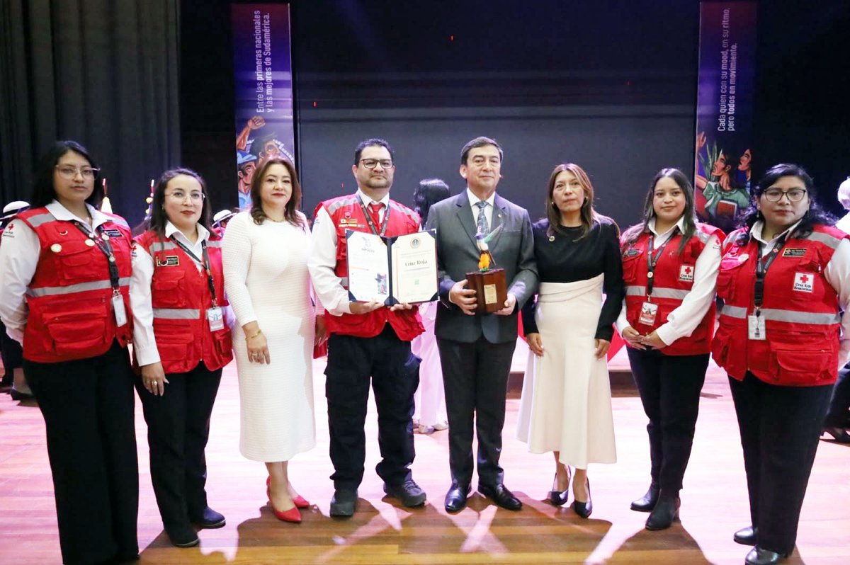 roquesoriaMD's tweet photo. En representación de @cruzrojaecuador recibí con gratitud el #PremioImpulso otorgado por @Unach_ec, 

Este reconocimiento pertenece a nuestros voluntarios, personal humanitario y aliados, cuyo compromiso hace posible acompañar y servir a quienes más lo necesitan. https://t.co/nyPJOMxZRC