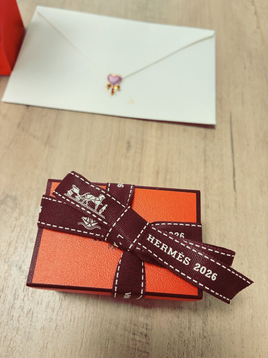 napi07511's tweet photo. 友達が誕プレになんとえるめすのマニキュアをくれた　推しカラーがオレンジなことは伝えたことなかったのに応援広告見て察してくれたらしくて涙🥲あうばんさんエルメスオレンジだった🍊 https://t.co/5uSClIu7aw