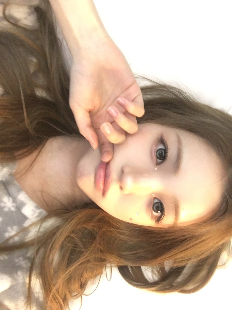 dogfomar's tweet photo. 침대셀카 타율이 어쩜 매번 백점일 수가 있지.. https://t.co/p0Nt24nyeJ