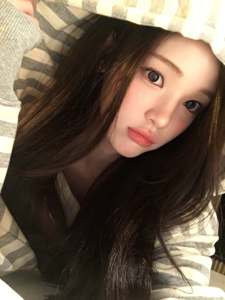 dogfomar's tweet photo. 침대셀카 타율이 어쩜 매번 백점일 수가 있지.. https://t.co/p0Nt24nyeJ