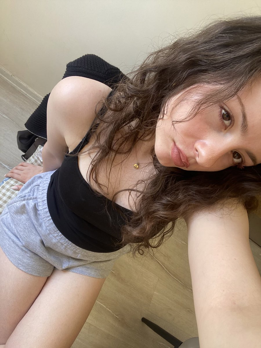 lily rae tweet media