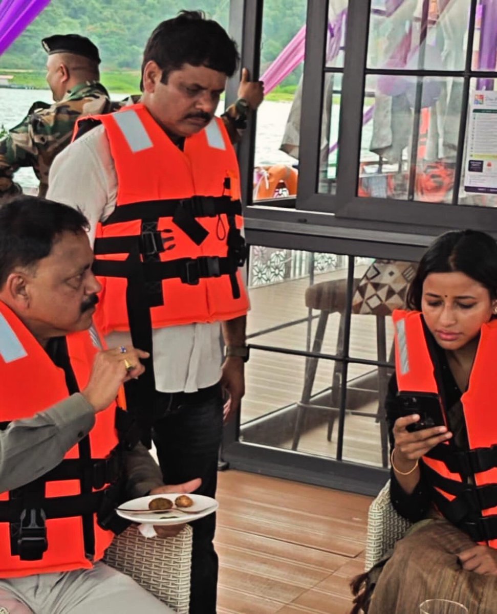 AmbaPrasadINC's tweet photo. हमारी बड़कागांव विधानसभा की धड़कन—पतरातू डैम—अब सिर्फ एक खूबसूरत प्राकृतिक स्थल नहीं, बल्कि पूरे राज्य की धड़कन और नई आधुनिक पहचान बन चुका है। यह हमारी गठबंधन की सरकार की देन है, जिसने क्षेत्र के विकास को एक नई दिशा दी है। भगवान जगन्नाथ की रथ यात्रा के पावन अवसर पर मेरा एक पुराना सपना साकार हुआ है। मैं हमेशा से चाहती थी कि तिलैया डैम की तर्ज पर हमारे पतरातू डैम में भी शानदार फ्लोटिंग रेस्टोरेंट/बोट की शुरुआत हो, जो बाबा जगन्नाथ के आशीर्वाद से धरातल पर उतर आया।
पतरातू डैम परिसर में नवनिर्मित फ्लोटिंग रेस्टोरेंट एवं म्यूजिकल फाउंटेन के भव्य उद्घाटन समारोह में माननीय पर्यटन मंत्री श्री सुदिव्य कुमार जी के साथ शामिल होने का अवसर मिला। इस ऐतिहासिक कार्यक्रम में रामगढ़ विधायक, बड़कागांव विधायक, उपायुक्त रामगढ़ (DC), DFO रामगढ़, SDPO पतरातू, MD JTDC सहित कई वरिष्ठ अधिकारियों के साथ-साथ हमारे मीडिया बंधु भी भारी संख्या में मौजूद रहे।
यह परियोजना प्राकृतिक सौंदर्य को आधुनिक सुविधाओं से जोड़कर हमारे स्थानीय युवाओं के लिए रोजगार और स्वरोजगार के नए द्वार खोलेगी। संगीत, रोशनी और शांत लहरों का यह अद्भुत संगम यहाँ आने वाले सैलानियों को एक बिल्कुल अनूठा और विश्वस्तरीय अनुभव देगा। कार्यक्रम में उपस्थित सभी माननीय विधायकगणों, जनप्रतिनिधियों, जिला प्रशासन के अधिकारियों, मीडिया के साथियों और हमारे क्षेत्र के प्यारे परिवारजनों का हृदय से आभार।
जय जगन्नाथ! जोहार झारखंड! 
#PatratuDam #RathYatra #DreamComeTrue #Barkagaon #Ramgarh #JharkhandTourism #LocalEmployment #जोहार