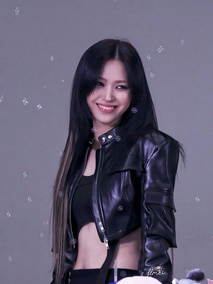 ickittyz's tweet photo. De verdade, é horrível ver qualquer mulher nessa situação, a Ryujin merece respeito, e ela querer se sentir confortável enquanto trabalha e ajeitar seu short não é errado parem de ser nojentos!

PROTECT RYUJIN
@for_midzy @ITZYofficial @jypnation
#JYP_Protect_Ryujin https://t.co/8OTKV7K5cD