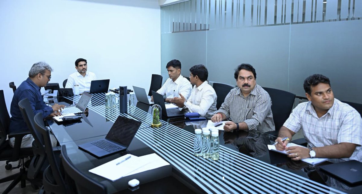 naralokesh's tweet photo. ఉండవల్లి నివాసంలో ఉన్నత విద్య, స్కిల్ డెవలప్ మెంట్ శాఖల అధికారులతో సమీక్ష నిర్వహించాను. రాష్ట్రంలోని వివిధ యూనివర్సిటీల పరిధిలో ఫ్యాకల్టీ భర్తీ ప్రక్రియలో విశ్వవిద్యాలయాలు, వైస్ ఛాన్స్ లర్లు అత్యంత పారదర్శకంగా వ్యవహరించాలని ఆదేశించాను. భర్తీ ��్రక్రియలో ఎలాంటి ఉల్లంఘనలు, ఆరోపణలు తలెత్తినా బాధ్యులపై కఠిన చర్యలు తీసుకుంటామని హెచ్చరించాను. కొత్తగా ఏర్పాటయ్యే పరిశ్రమలకు వర్క్ ఫోర్స్ సిద్ధంచేయాలని, ఐటీఐలను పరిశ్రమలతో అనుసంధానించి స్కిల్ గ్యాప్ భర్తీచేయాలని ఆదేశించాను.