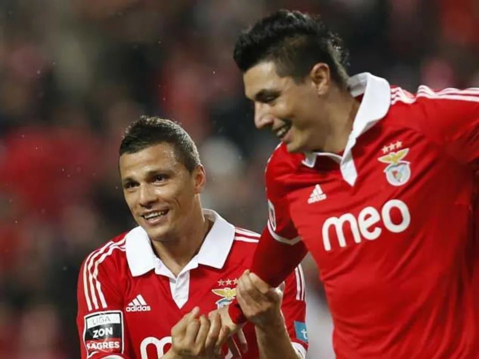 Vamossllbenfica's tweet photo. Irá o Benfica voltar a jogar com dois pontas de lança ? https://t.co/P1mbTppu6X