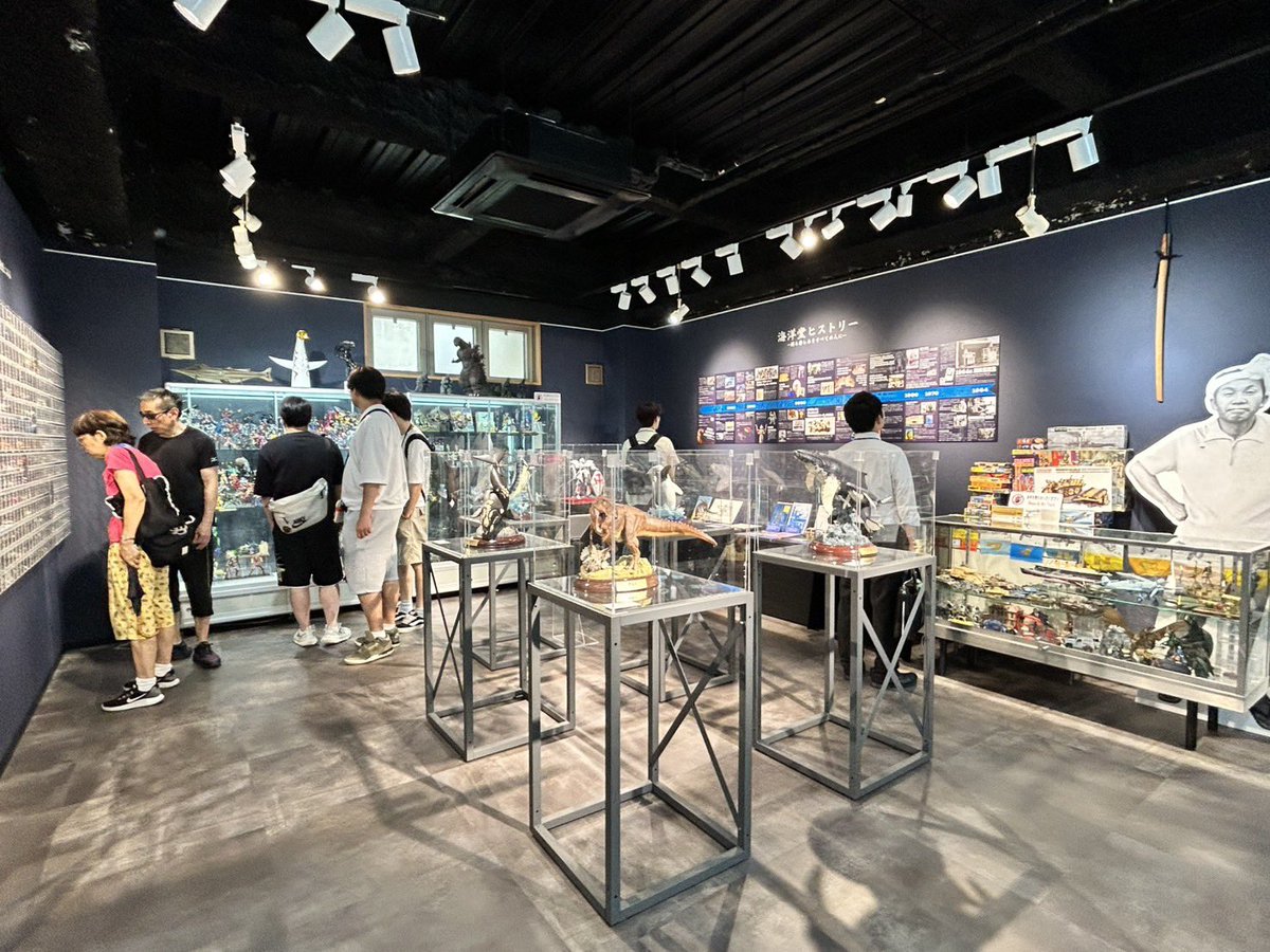 sennmusann's tweet photo. 2025年末にテナントである門真イズミヤの閉館によりお店を閉めることになりました海洋堂ホビーロビー門真が大阪の有名人気スポット新世界にホビーロビー大阪として新装開店となりました。
ワークショップスペースや海洋堂の歴史的フィギュアがぎっしり詰まった展示コーナーもある素晴らしいお店ですぜひ覗いてください。