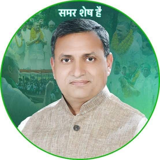 thethakurforce's tweet photo. सत्ता का एक नैसर्गिक दोष होता है इस दोष से कोई अछूता नहीं होता चाहे वह आपकी वोटों से बनी सरकार हो या आप स्वयं सत्ता में हों।

इसीलिए लोकतंत्र में विपक्ष केवल एक दल नहीं, बल्कि व्यवस्था का संतुलन होता है। उसका दायित्व सत्ता को मर्यादित रखना, जनता की आवाज़ बनना और सरकार से जवाब मांगना है।

बिहार में विपक्ष के नेता तेजस्वी यादव यह जानते हैं कि लालू प्रसाद यादव द्वारा वर्षों में अर्जित सामाजिक और राजनीतिक पूंजी के कारण विपक्ष की कुर्सी उनसे कोई आसानी से नहीं छिनेगी कम से कम पंद्रह वर्षों तक शायद यही कारण है कि जनता के बीच संघर्ष की अपेक्षा उनकी उपस्थिति सड़कों से अधिक देश-विदेश में दिखाई देती है।

लेकिन इसी दौर में एक ऐसा व्यक्ति भी है, जो बिना किसी बड़े पद बिहार में कुल 40 सांसदों की तरह वह भी एक सांसद मात्र है लेकिन विपक्ष की वास्तविक भूमिका निभा रहा है। वह गाँव, जड़, जमीन, किसान, बेरोजगार और आम जनता के मुद्दों को लगातार उठा रहा है। लोकतंत्र में पद से बड़ा दायित्व होता है, और जनता के प्रश्नों के साथ खड़ा होना ही सच्चे जननेता की पहचान है और यह भूमिका Sudhakar Singh बखूबी निभा रहे है किसान के मुद्दे पर जिस कुर्सी के लिए लोग बागी बाहुबली बलशाली बन जाते है उस मंत्री की कुर्सी को बिना एक पल गवाए लात मारने वाले शख्सियत का नाम सुधाकर सिंह है।

✍️ अभिषेक कुमार सिंह