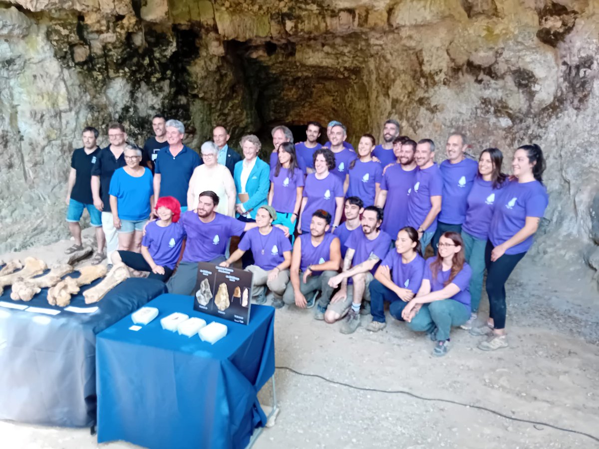 AjMoia's tweet photo. La roda de premsa d'aquest matí ha servit per presentar els resultats de la campanya d'enguany de l'@iphes, que també ha recuperat restes d'un cavall, un ur i diversos ossos, a més d'eines lítiques i una excepcional punta d'os, material que és una raresa en aquesta època. https://t.co/WZrIkstriv
