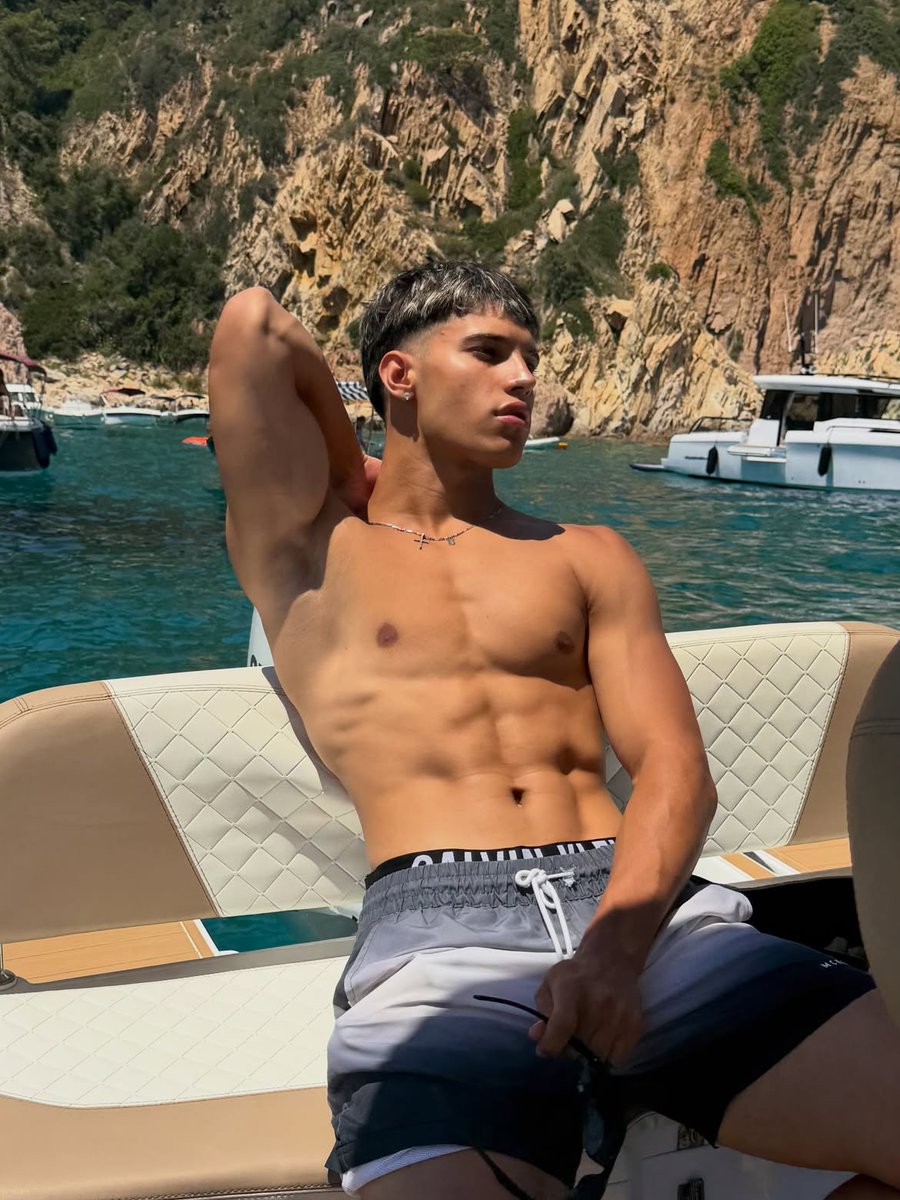 Titansvoley's tweet photo. Nadie puede poner en duda que Víctor sabe cómo pasar un buen verano. https://t.co/GtscIMhhwi