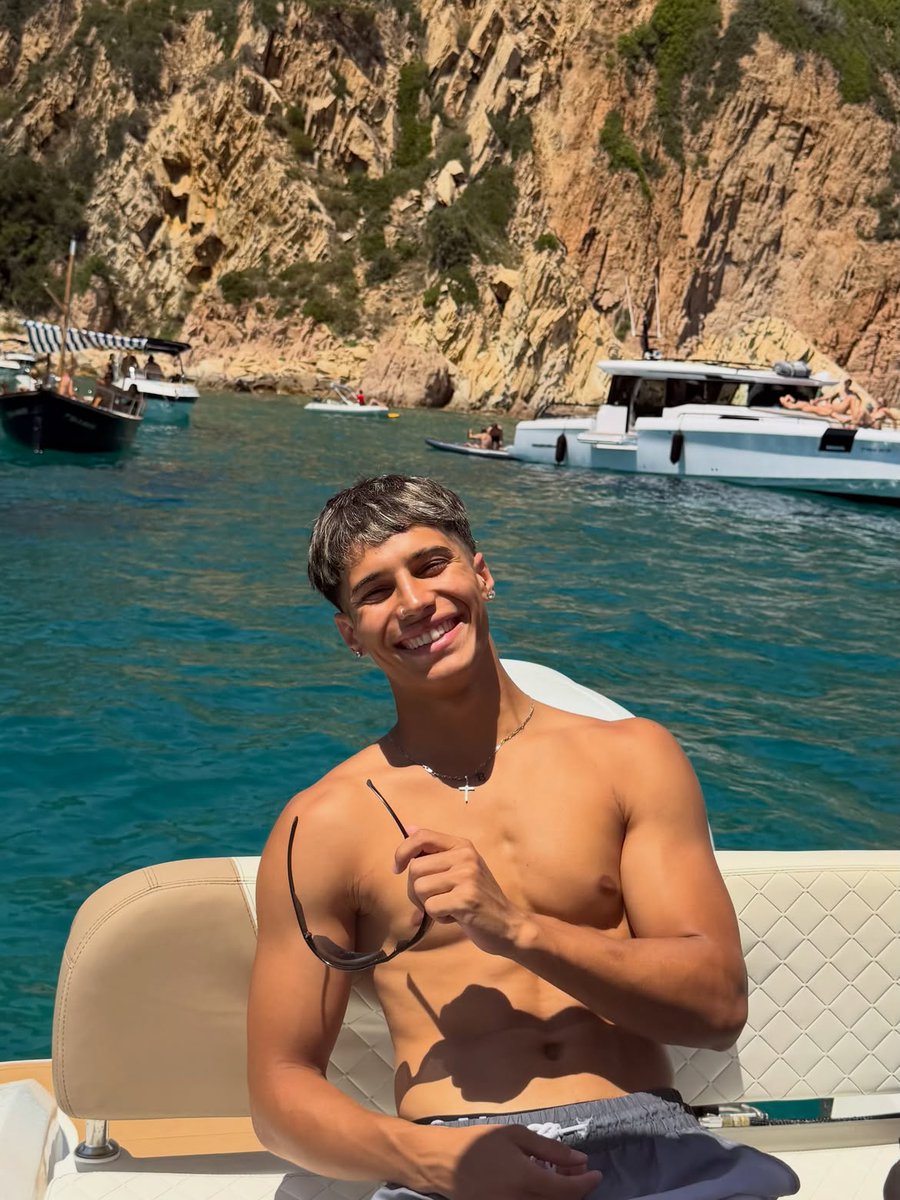 Titansvoley's tweet photo. Nadie puede poner en duda que Víctor sabe cómo pasar un buen verano. https://t.co/GtscIMhhwi