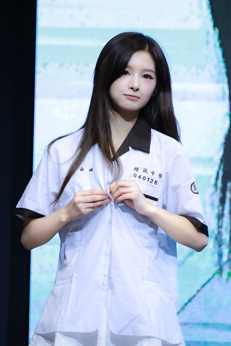 taeny0523's tweet photo. 260710 NMIXX Kaohsiung Fansign

                            /＼＿＿＿／\
 /＼___／\      /    ／＼／＼   \
( —‸ ͟ ‸—  )     (( 　ー ＿ ー 　))
還好有喜歡小卡比🫳

#NMIXX #엔믹스
#SULLYOON #설윤 https://t.co/ckFprMd82e