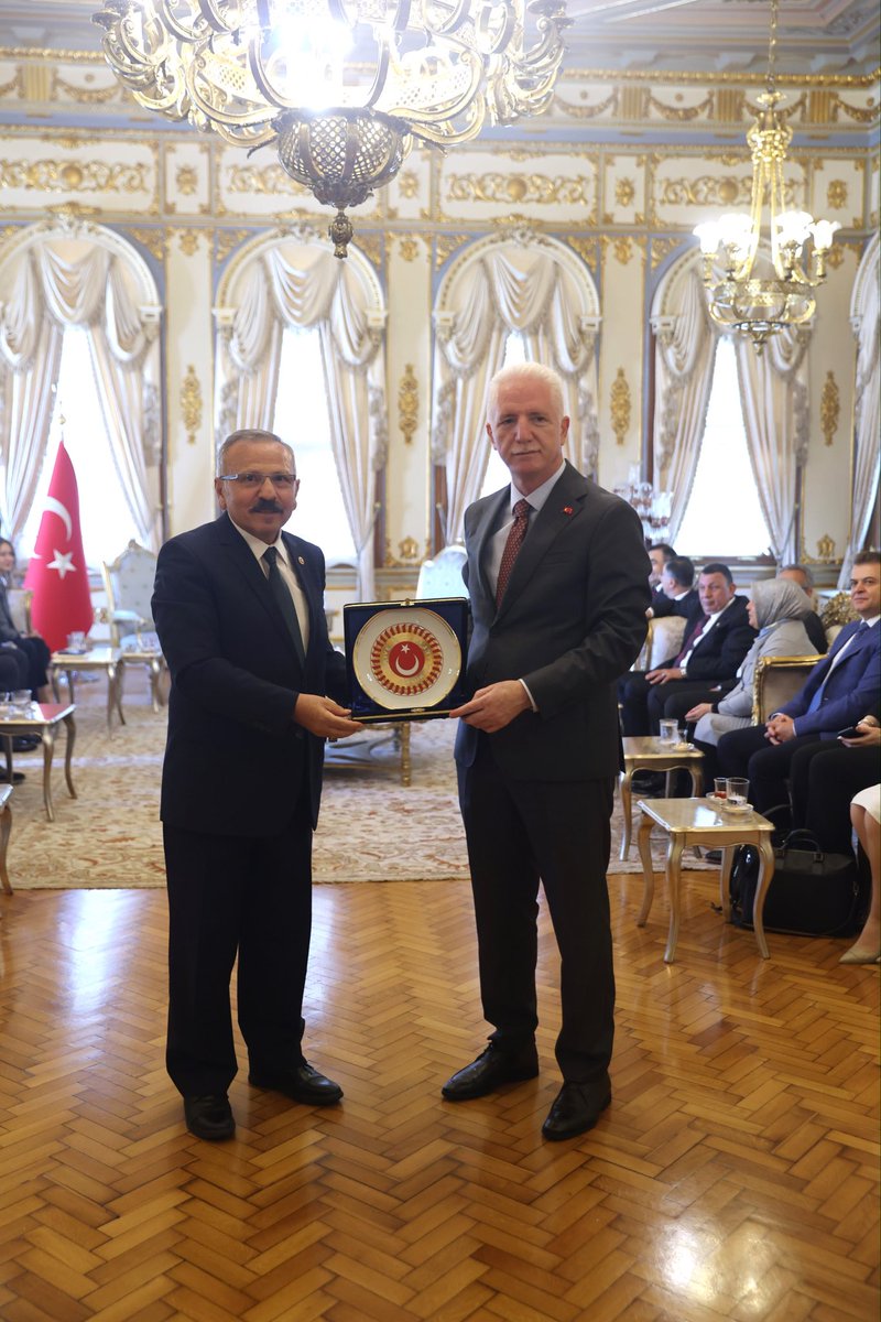 y_konal's tweet photo. 📍İstanbul Valiliği

Türkiye Büyük Millet Meclisi (TBMM) Şanlıurfa ve Kahramanmaraş Okul Olayları ve Dijital Riskleri Araştırma Komisyonu Başkanımız Sayın Yusuf Beyazıt ve milletvekillerimiz ile birlikte İstanbul Valimiz Sayın Davut Gül’ü ziyaret ettik.

Nazik ev sahipliği ve kıymetli değerlendirmeleri için İstanbul Valimiz Sayın Davut Gül’e teşekkür ediyorum. 

@yusufbeyazit60 
@TC_istanbul @gul_davut