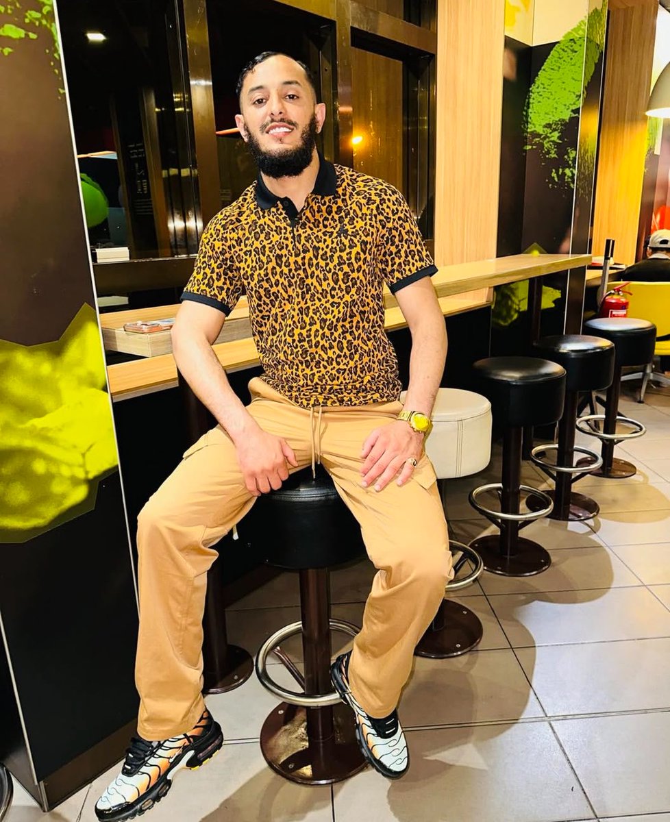 MASTERARABO6969's tweet photo. oggi a Milano in cerca di patetici #arabmaster #feetfetısh #alpha #cashmaster https://t.co/rEeRaBp7a3
