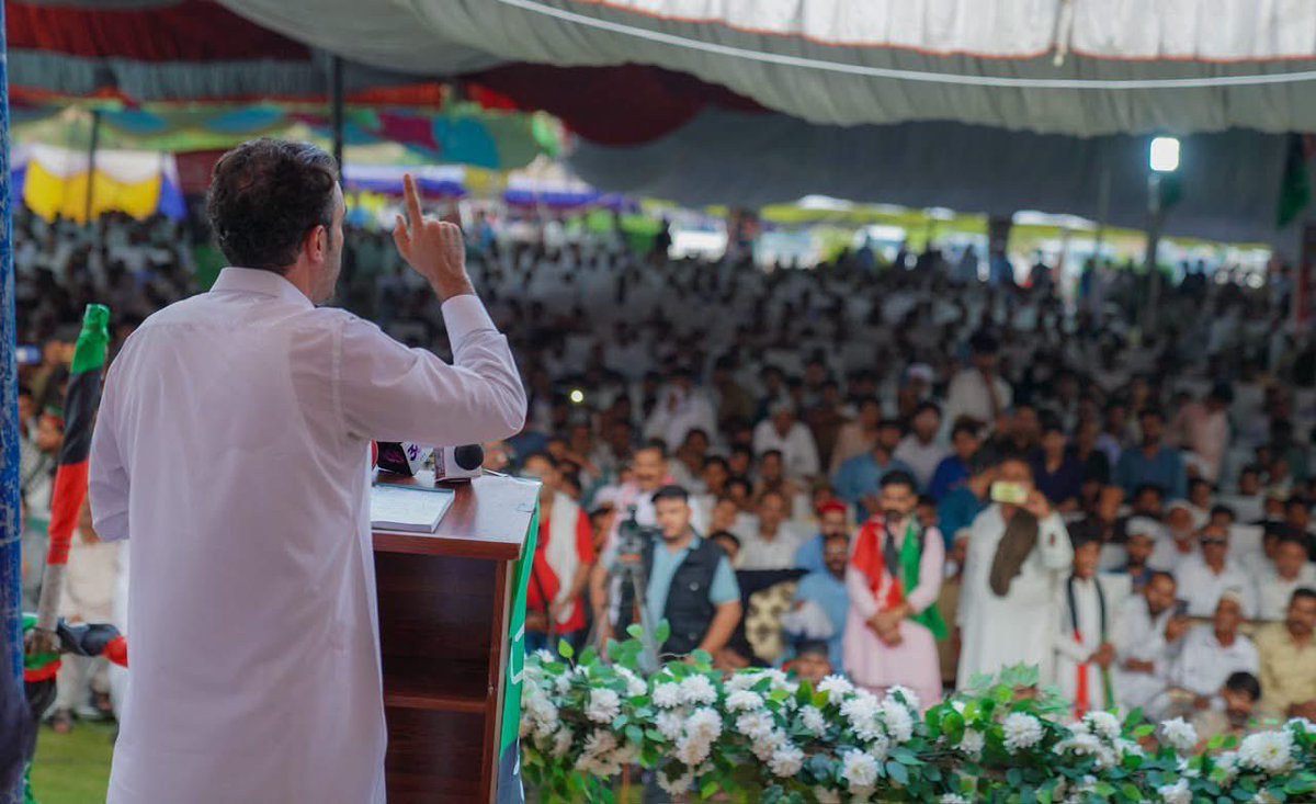 Farazullahkhan9's tweet photo. Chairman Pakistan Peoples Party, Bilawal Bhutto Zardari addressing a public election rally in Dadyal.

#DadyalMeinTeerChaleyGa https://t.co/QugwVVi2eD