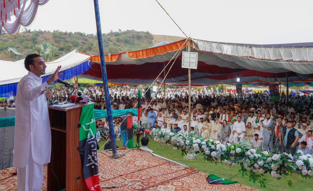 Farazullahkhan9's tweet photo. Chairman Pakistan Peoples Party, Bilawal Bhutto Zardari addressing a public election rally in Dadyal.

#DadyalMeinTeerChaleyGa https://t.co/QugwVVi2eD