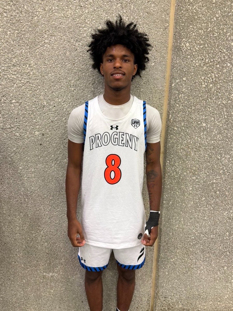 NextUpRecruits's tweet photo. 2027 - 6’1 PG Kamari Roberts (@PointGod001) of Progeny UAA (17U) has had three strong performances in Louisville, KY. 

Scoring on all three-levels, and facilitating for his squad. 

11 PTS, 6 AST, &amp; 3 REB 
10 PTS, 5 REB, &amp; 4 AST 
14 PTS, 4 REB, &amp; 2 AST https://t.co/CQBPeC8xgE