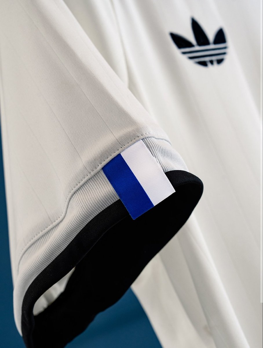 MundoMillos's tweet photo. #OFICIAL Esta es la nueva camiseta @adidasoriginals de Millonarios por los 80 años de historia del Embajador. Es posible que sea estrenada frente a Colo Colo, aunque la venta al público será Desde el 10 de agosto. https://t.co/wXzLBhspVG
