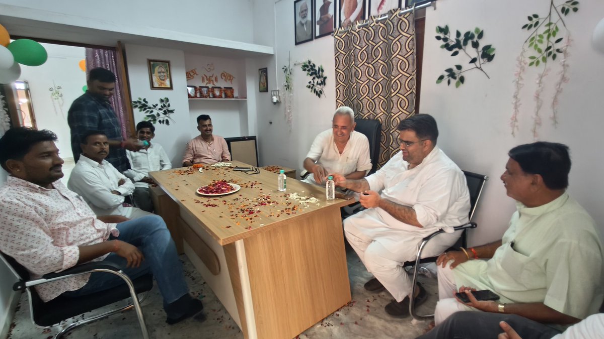 RajviAbhimanyu's tweet photo. कल सिवाना पहुँचने पर जानकारी मिली कि यहाँ के लोकप्रिय विधायक श्री हम्मीर सिंह भायल जी का जन्मदिन है।
इस अवसर पर उनसे भेंट कर जन्मदिन की ढेर सारी बधाई व शुभकामनाएँ दीं।
भायल साहब का कई दशकों से हमारे परिवार से जुड़ाव रहा है। वर्षों से भाजपा में काम कर रहे हैं।
कल इस अवसर पर भाई सोहन सिंह भायल, हिंदू सिंह सिनेर, गोपाल पारीक जी व कई साथी उपस्थित रहे।

#AapkaAbhimanyu #Siwana @Hameersinghbhal