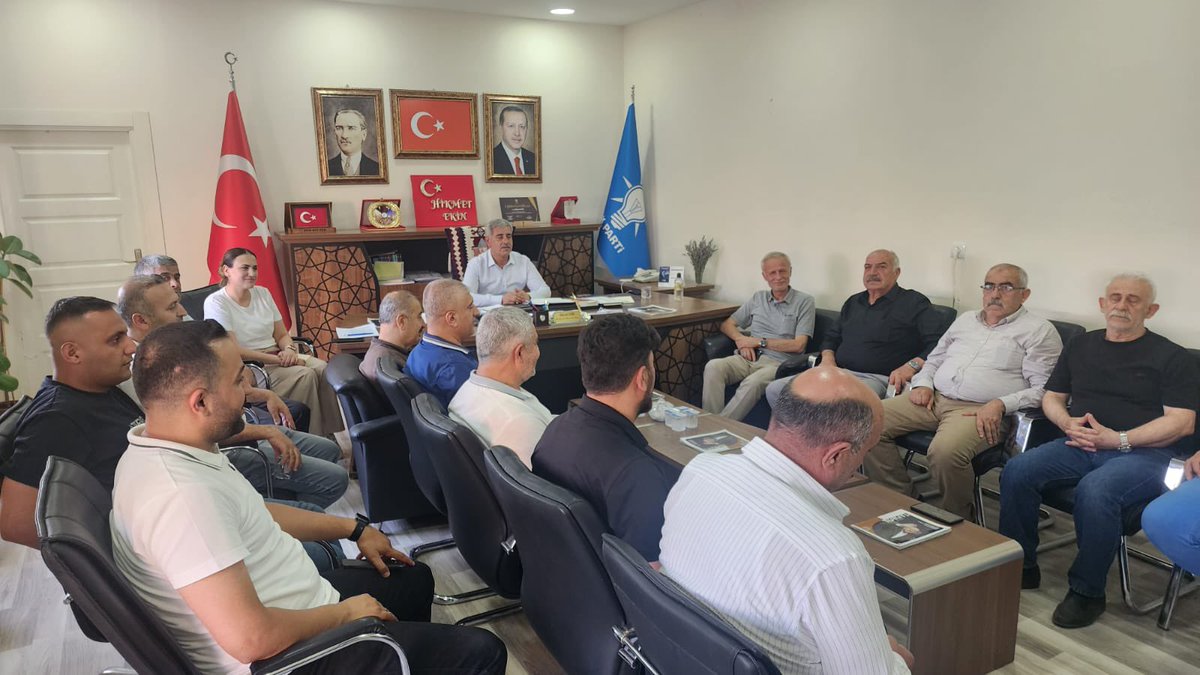PartiSiirt's tweet photo. Merkez İlçe Başkanı Sn @hikmetekin56 başkanlığında haftalık olağan yönetim kurulu toplantısını gerçekleştirdik. Toplantımızda teşkilat çalışmalarımızı değerlendirerek önümüzdeki döneme ilişkin istişarelerde bulunduk.

Birlik ve beraberlik içerisinde gerçekleştirdiğimiz toplantımızın ilimiz , teşkilatımız ve davamız adına hayırlara vesile olmasını temenni ediyoruz. 🇹🇷
