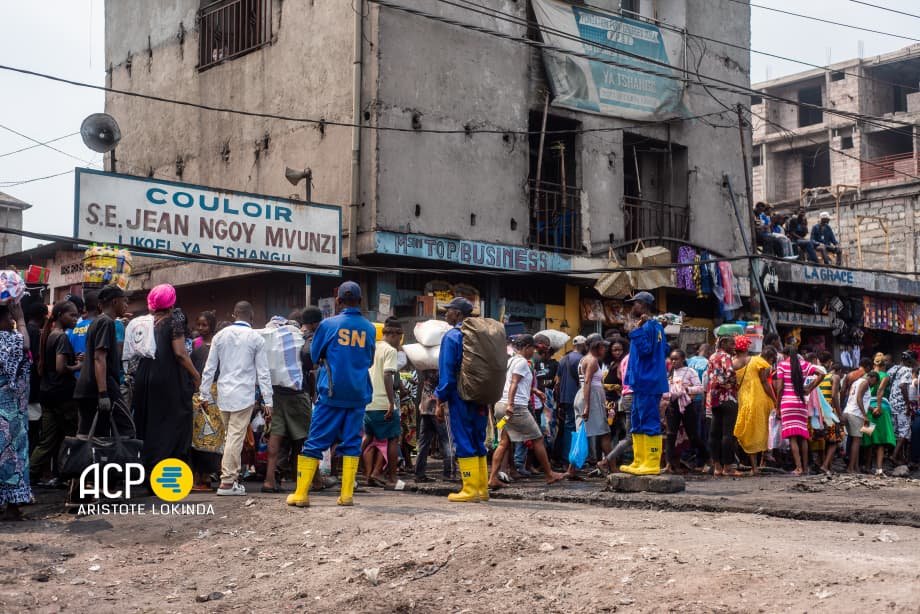 acprdcongo's tweet photo. #RDC : les habitants de la commune de #Masina, dans l’est de #Kinshasa, en République démocratique du Congo, ont été appelés, vendredi, à protéger les espaces assainis par les bâtisseurs (ex bandits urbains), lors des travaux de salubrité exécutés le long du boulevard Lumumba.
« Nous appelons la population de Masina à protéger ces espaces assainis par les équipes de la Task Force présidentielle +Les Bâtisseurs de la Nation+, en évitant d’y jeter des déchets dans les caniveaux, au risque de retourner à la case du départ ", a déclaré Jackson Tshibangu, un des notables de Masina.
Découvrez d'autres informations sur notre site web : https://t.co/tGEWJ2Bgzn