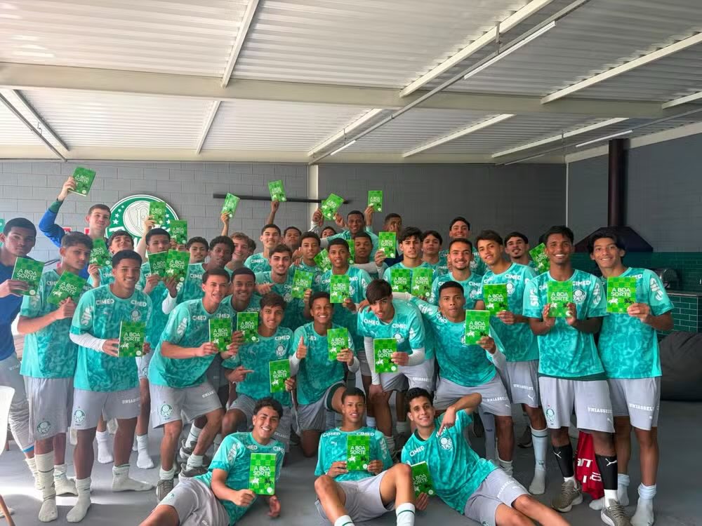 gabrilamorim's tweet photo. ‘O capitão do sub-17, Yago, me chamou depois de um livro que indiquei e perguntou: posso pegar 25 exemplares e passar a todos para conversar? É uma parábola chamada A Boa Sorte, que fala sobre cuidar do jardim que as borboletas virão. É o que é o Palmeiras hoje!’

JP Sampaio. https://t.co/LWf6E2ysL7