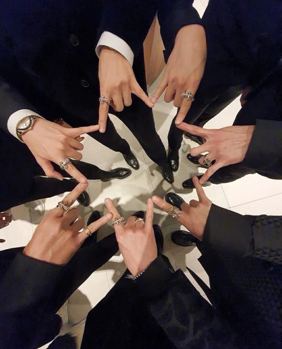 nocontextdhmb's tweet photo. 솔직히 반지까지 맞췄으면 One Team 아님?
그냥 반지 낀 청년들 됐잖아요
반지 안 낄거면 저 주세요 저 돈 없어요 https://t.co/7XAE3oWB3P