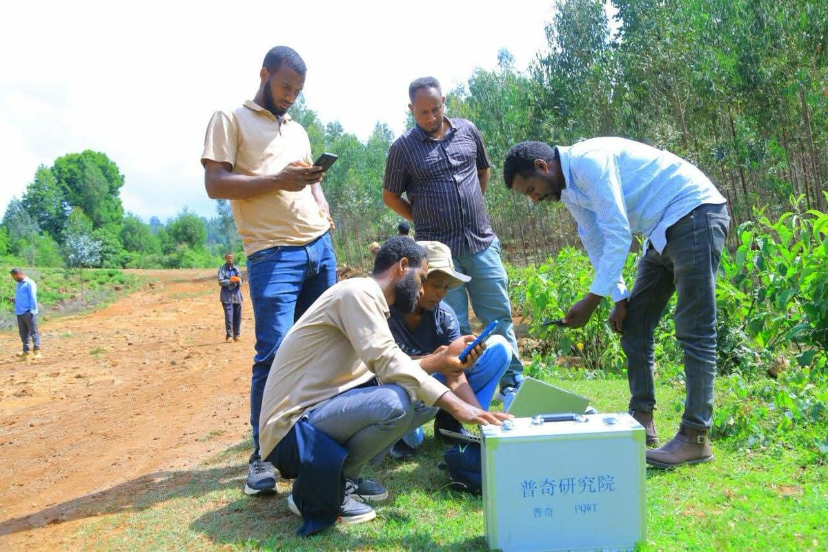 Werabecommu's tweet photo. በወራቤ ከተማ አስተዳደር በሚገኘው ዳጤ-ወዚር ቀበሌ ለህብረተሰቡ ዘላቂ የንፁህ መጠጥ ውሃ አቅርቦት ለመዘርጋት ታቅዶ ሲሰራ የቆየው የጥልቅ ውሃ ጉድጓድ ቁፋሮ እንዲሁም የምንጭ ውሃ ጥናትና ዲዛይን ስራ ሙሉ በሙሉ ተጠናቆ ስራ ተጀምሯል! https://t.co/Yy0DQe1COa