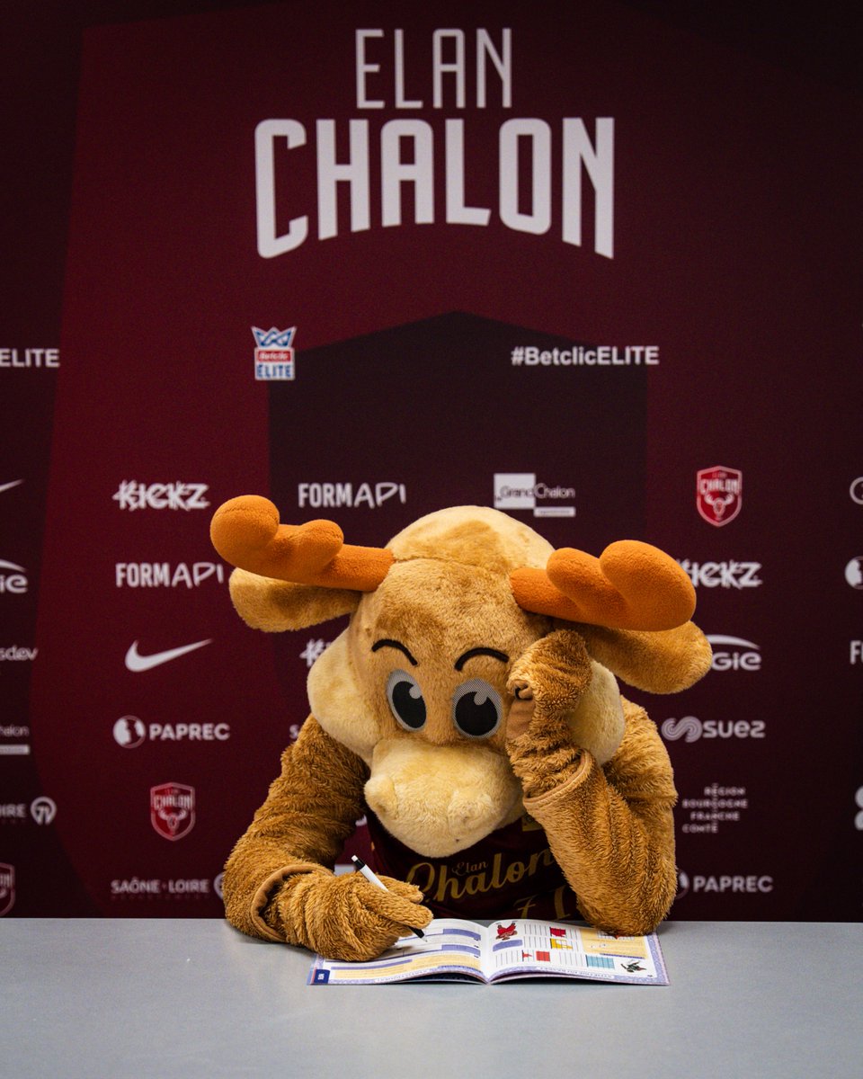 ELANCHALON's tweet photo. Pour passer le temps, Scott fait son cahier de vacances LNB ! ✍️

#RougeEtBlanc https://t.co/NtIDqNUmcv