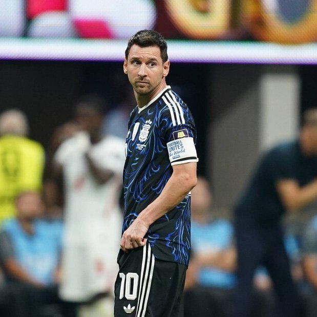 clarincom's tweet photo. TODOS HABLAN DE ESPAÑA: LO QUE DIJERON LOS JUGADORES DE LA SELECCIÓN ARGENTINA

Tras eliminar a Inglaterra, la Selección Argentina puso el foco en la final del domingo ante España. Lionel Messi y Lionel Scaloni destacaron la identidad de juego y la calidad del equipo dirigido por Luis de la Fuente. Leandro Paredes anticipó un duelo muy difícil, mientras que Nicolás Tagliafico remarcó que Argentina deberá trabajar en conjunto ante un rival con extremos desequilibrantes como Lamine Yamal.

Testimonios

"Es una selección enorme, con grandísimos jugadores y mucho juego de pases; es un equipo que conozco bien. Tienen una filosofía de fútbol y ya llevan muchísimos años jugando de esta manera. Conozco a los jugadores, me he enfrentado a muchos de ellos y los sigo. Algunos juegan en el Barça, un club que siempre amo y miro. Será un partido especial, muy equilibrado"— Lionel Messi.

"Siempre tuve una relación especial con Luis porque la verdad es que me gusta su cercanía y, casualmente, nos vamos a encontrar en una final. Recuerdo en Qatar, después de un foro de entrenadores, cuando nosotros ya éramos campeones del mundo, que tuve una linda charla con él. Hablamos de cosas que creo que a él le sirvieron, y no lo digo de una manera arrogante, sino en el buen sentido. Ha llevado a su selección de una manera brillante. Me pone contento, la verdad, su presente"—Lionel Scaloni.

"Va a ser un lindo partido de fútbol y ojalá los españoles estén contentos de que Argentina está en la final por las alegrías que Leo Messi le ha dado a ese país jugando tanto tiempo ahí. Todos saben que yo vivo en España, tengo familia española, pero el domingo, lo siento, vamos a intentar ganarle"—Lionel Scaloni.

"Es una final muy difícil, como lo fueron todos los partidos de este Mundial. Enfrentamos a un gran rival y desde ahora prepararemos el partido de la mejor manera"— Leandro Paredes.

"Hoy en día casi todos los equipos juegan con extremos que son verticales y que tienen calidad. Quedará prepararse, aunque nadie gana un partido solo. Vamos a tener que trabajar en conjunto"—Nicolás Tagliafico.

"Siempre hay que sufrir, si no, no somos Argentina. Y lo que viene será igual. España será un rival durísimo. Vimos todos sus partidos en el Mundial. Va a ser un lindo encuentro porque ambos tenemos un estilo parecido, de control de la pelota. Hace mucho que no se juega un Argentina-España, un partido que quería ver la mayoría de los amantes del fútbol"—Nicolás Tagliafico.

(+) en Clarín: https://t.co/YvSkSKHe4v