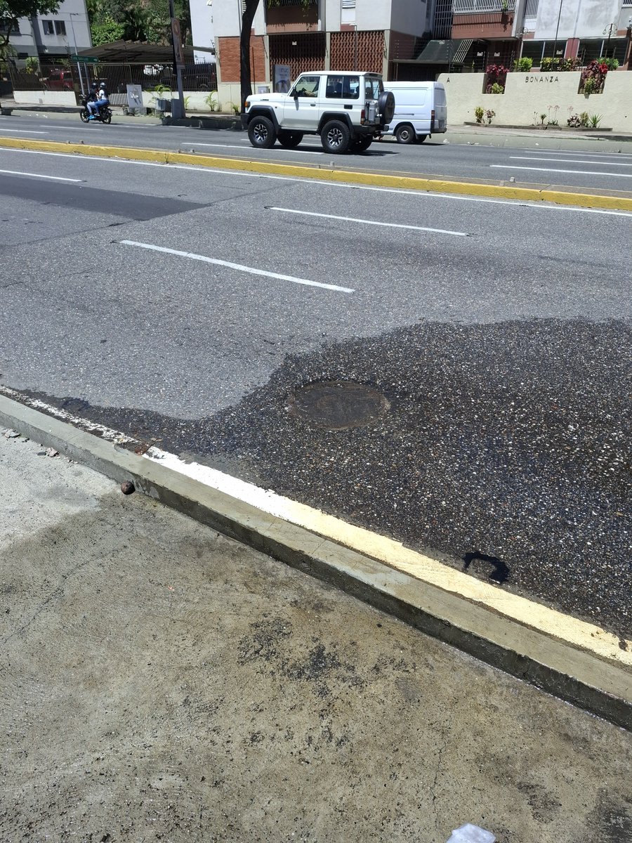 luisgpadilla's tweet photo. @luisaguilarj 
Buenos días quisiera informar de un bote de #agua en la entrada del CC Caurimare https://t.co/Bj5iGabpYg