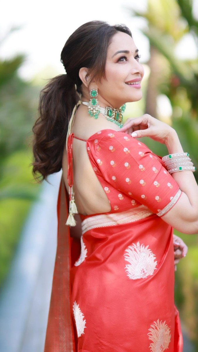 AsianetNewsSN's tweet photo. Blouse Designs: ಏರುತ್ತಿರುವ ವಯಸ್ಸಿಗೆ ಬ್ರೇಕ್ ಹಾಕಿ: ಮಾಧುರಿ ದೀಕ್ಷಿತ್ ಬ್ಲೌಸ್ ಡಿಸೈನ್ಸ್ ಟ್ರೈ ಮಾಡಿ
Click for Complete Details: https://t.co/Knv18FSQzP
#madhuridixit #blouse #neckdesigns #fashion https://t.co/Fu08bkskCc