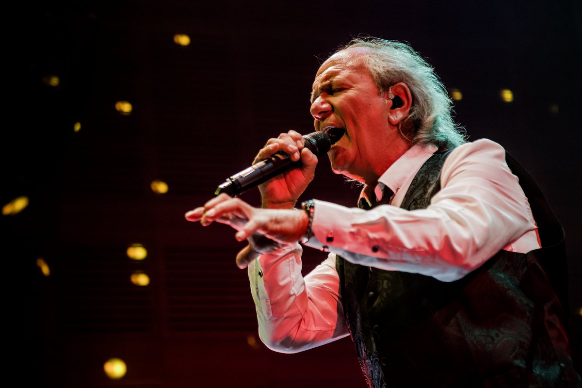 mastermedia1's tweet photo. ✨ Hay artistas que no solo interpretan canciones, construyen un legado.

Con 40 años de trayectoria, Cristóbal, una de las voces históricas de la música chilena, presenta #MiAlmaTienePrisa, un estreno que nos invita a valorar el tiempo y la vida. Disponible hoy ▶️ https://t.co/4kwVq7wHFW
