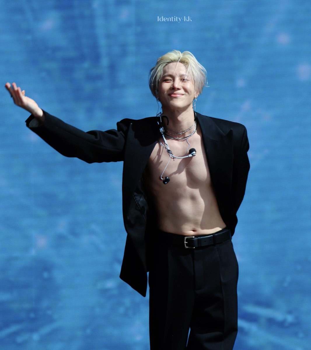 ShiningLMH's tweet photo. one thing that is truly admirable about #Taemin is his never ending devotion for his music that he never let the struggles he went thru to affect him, instead he strives more. now one by one, his dreams turned into reality🥹

#여름에피어난_태민이의계절
#HAPPY_TAEMINBDAY https://t.co/HoliTSBem8