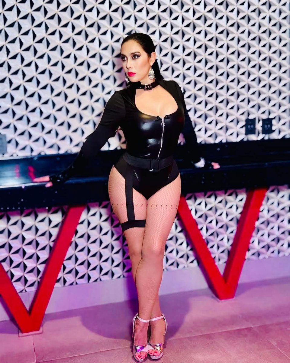 SUGEYABREGO's tweet photo. #FelizViernes 🖤💋

https://t.co/zh1v3BQaZF https://t.co/Vz9hEgyUDe