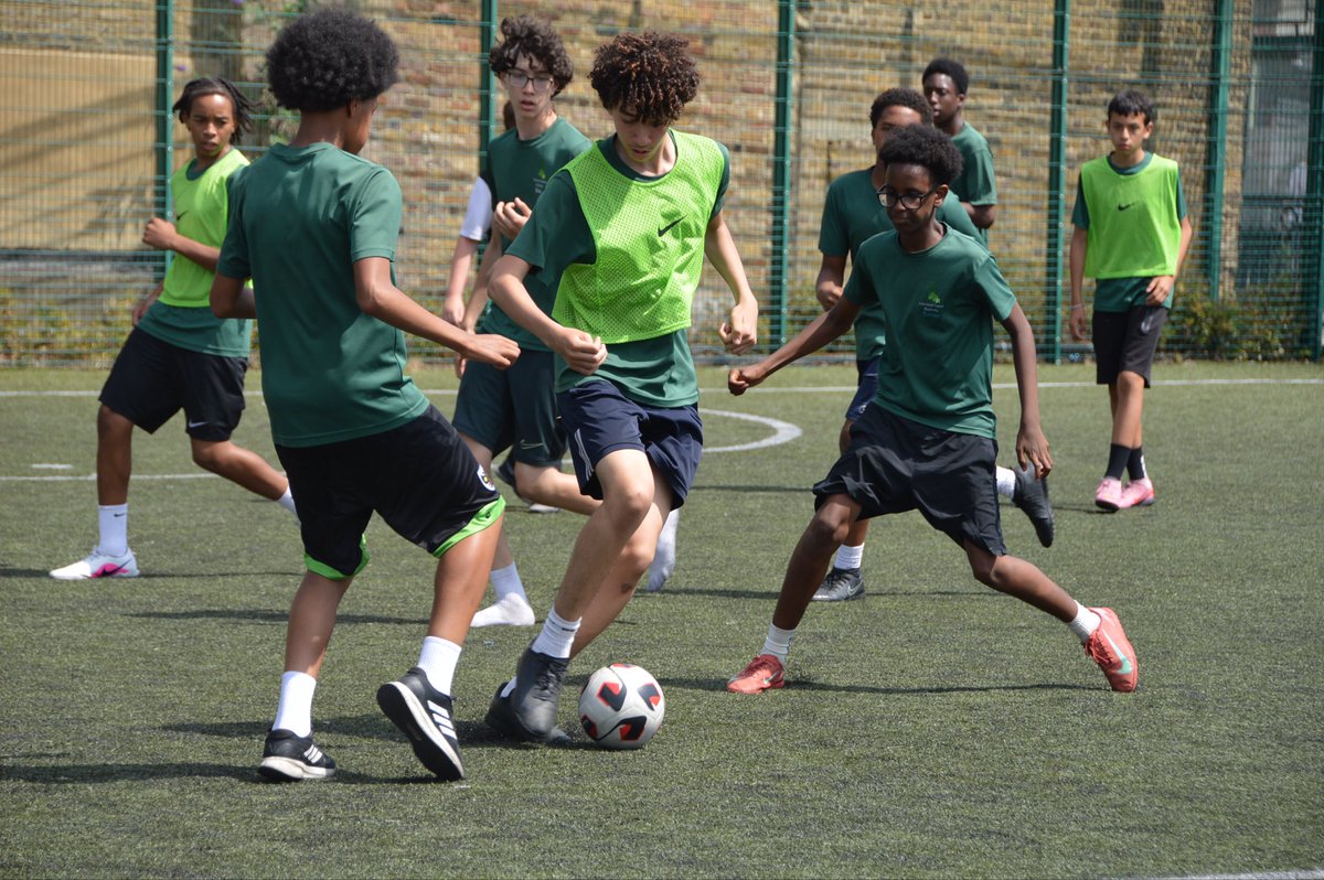 ChestnutGroveA's tweet photo. A big week for football!
 
Our @FBeyondBorders group had a great week of team bonding, art, games and of course football! ⚽ 
 
They have been a fantastic group who have engaged brilliantly with their Culture and Communities Week activities! Well done everyone. #Balham https://t.co/OdHxF6uUFW