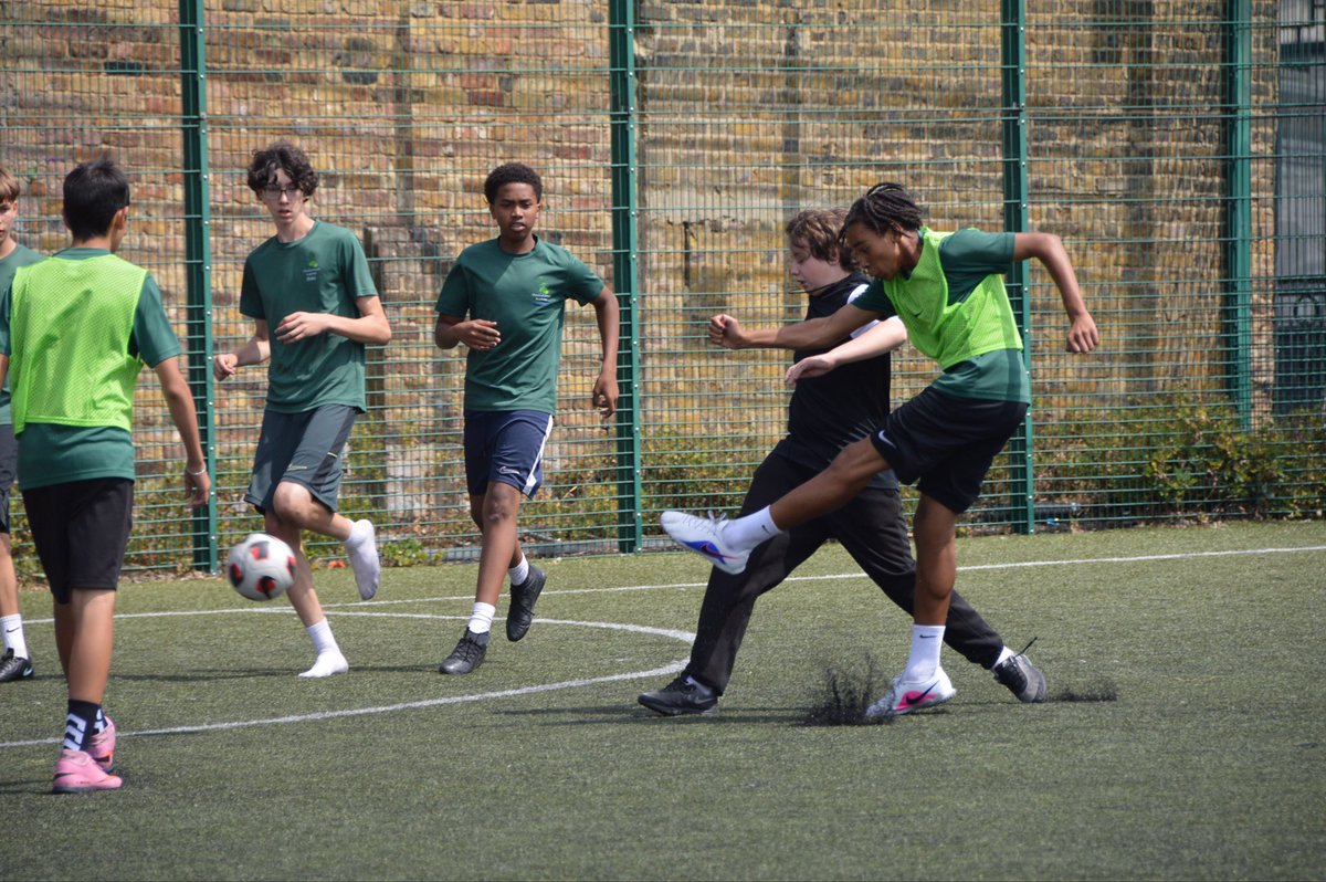 ChestnutGroveA's tweet photo. A big week for football!
 
Our @FBeyondBorders group had a great week of team bonding, art, games and of course football! ⚽ 
 
They have been a fantastic group who have engaged brilliantly with their Culture and Communities Week activities! Well done everyone. #Balham https://t.co/OdHxF6uUFW
