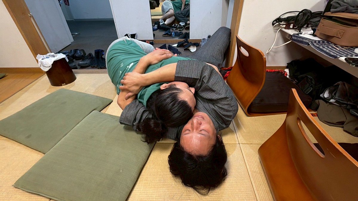 kogujun0305's tweet photo. 明日?(今日)に初日の幕が上がります！
楽しんでやってます。
もう公演と関係ない添い寝を添えときます！久しぶりののっくん！はて、ここの絡みはあるのか？お時間ありましたら是非✨

#シンガンノギョクザ https://t.co/LiMDNh7Rhp