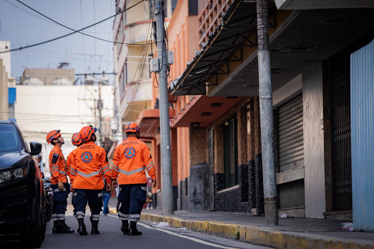 PROCIVILSV's tweet photo. ⚠️ Tras el sismo registrado hace unos minutos, nuestro #EquipoTácticoOperativo se mantiene realizando monitoreo preventivo a nivel nacional.

📍 Centro Histórico de San Salvador.

#SismoSV

Para reportar emergencias:
📞2️⃣2️⃣8️⃣1️⃣-0️⃣8️⃣8️⃣8️⃣
📱7️⃣0️⃣7️⃣0️⃣-3️⃣3️⃣0️⃣7️⃣ https://t.co/1zd1MTxAwA