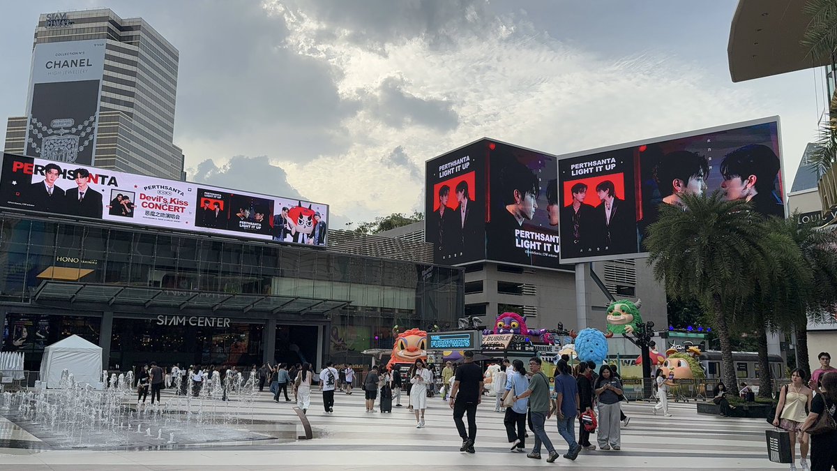 PPpoppiex09's tweet photo. เป็นติ่งต่างจังหวัด ไม่ค่อยได้เข้ากรุงเทพ วันนี้ก็เลยไปเดินเช็คทางว่าต้องไปชั้นไหน ขึ้นลิฟต์ไหน ออกตรงไหน(เผื่อหลง) เพราะไปคนเดียว🥹 แล้วไปชั้น5 เจอป้ายคอนรอบฮอลล์เลย สวยมาก แบบแดงดำเด่นๆ❤️‍🔥 
#PerthSantaConcert
#PerthSanta #เพิร์ธแซนต้า https://t.co/fth98jTz8o