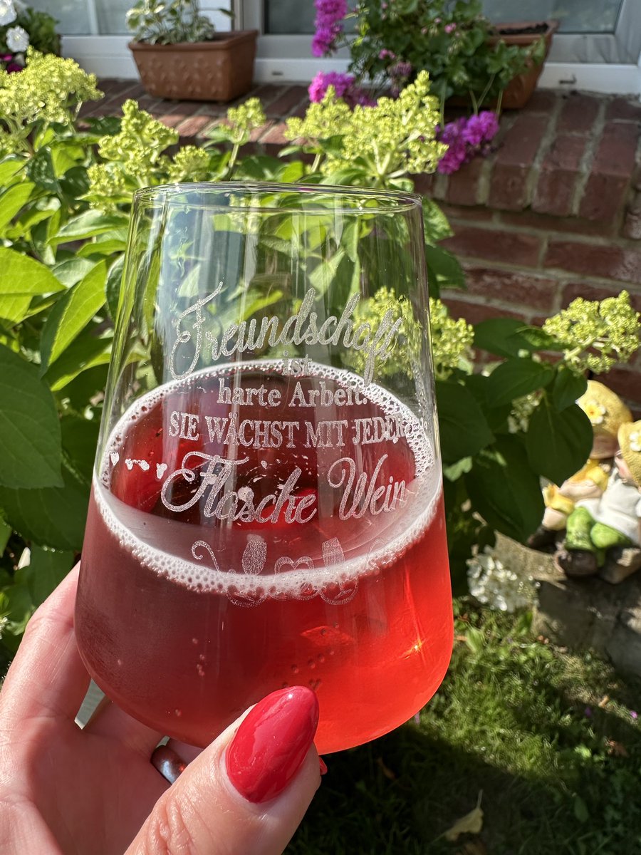 hedyundolaf's tweet photo. Gestern habe ich mit dem Trinken aufgehört. Heute feiere ich mein Comeback! 🍷🤪🤣🤣🤣🤣🤣
#fump und Prost ihr Lieben 🫶 🥂🍻🍹🍸🥃🍷🤣🤣🤣🤣🤣 https://t.co/DhsZDYeMJp