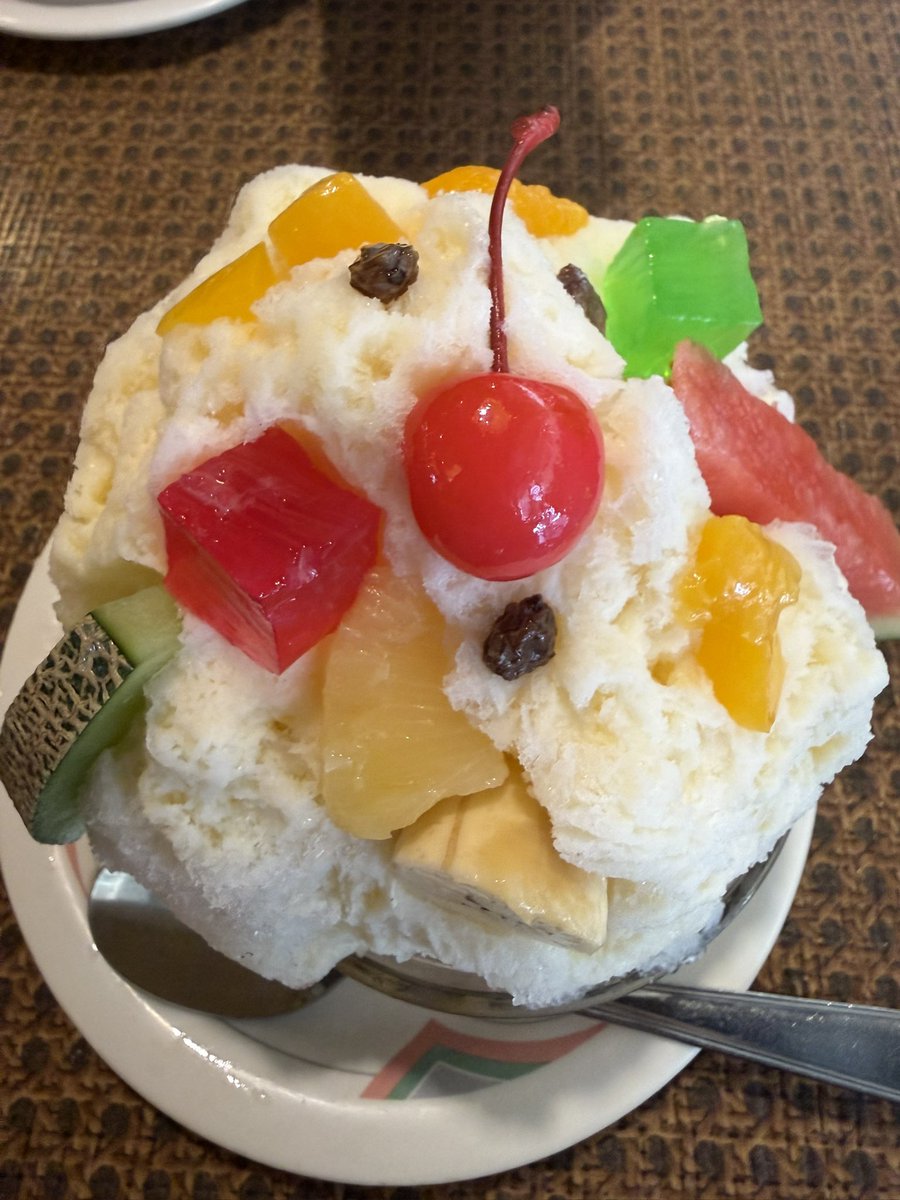 omotin_omoti's tweet photo. 猛暑のなか、ラーメンの行列に並ぶ元気がなくなってきて、途中離脱後の白熊〜🍧 https://t.co/R1I3cwabdq