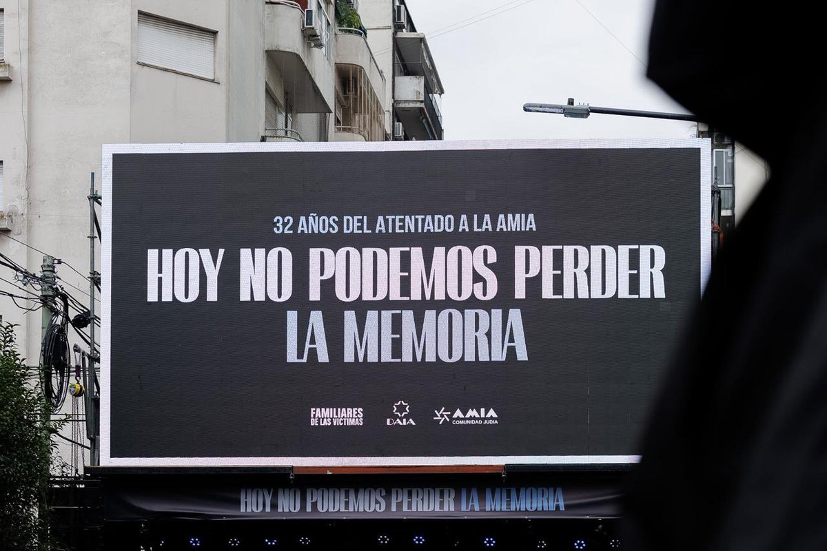 CrisAlvarezRod's tweet photo. En representación del Gobierno de la Provincia de Buenos Aires, participamos del acto por los 32 años del atentado a la AMIA, un ataque contra toda la Argentina y la convivencia democrática.

Hoy no podemos perder la memoria. Acompañamos a los familiares de las 85 víctimas, a los sobrevivientes y a toda la comunidad judía argentina en el reclamo de verdad y justicia.