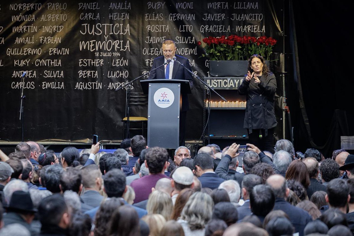 CrisAlvarezRod's tweet photo. En representación del Gobierno de la Provincia de Buenos Aires, participamos del acto por los 32 años del atentado a la AMIA, un ataque contra toda la Argentina y la convivencia democrática.

Hoy no podemos perder la memoria. Acompañamos a los familiares de las 85 víctimas, a los sobrevivientes y a toda la comunidad judía argentina en el reclamo de verdad y justicia.