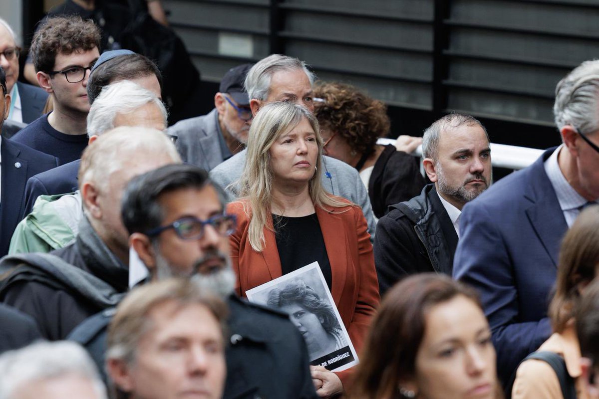 CrisAlvarezRod's tweet photo. En representación del Gobierno de la Provincia de Buenos Aires, participamos del acto por los 32 años del atentado a la AMIA, un ataque contra toda la Argentina y la convivencia democrática.

Hoy no podemos perder la memoria. Acompañamos a los familiares de las 85 víctimas, a los sobrevivientes y a toda la comunidad judía argentina en el reclamo de verdad y justicia.