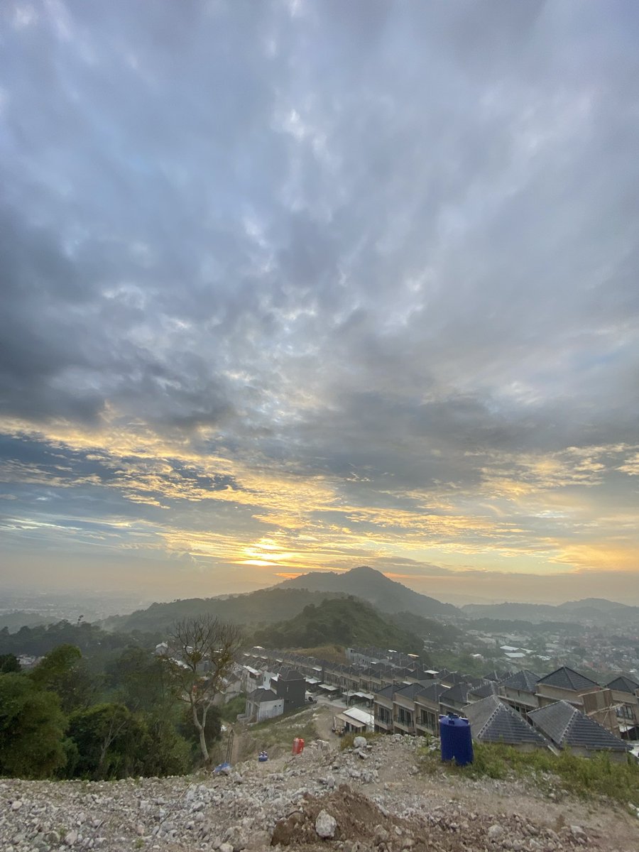 FadhilahRivan's tweet photo. Masih mikir beli rumah itu harus siap uang ratusan juta? 🤔
Di sini kamu bisa punya rumah dengan: ✨ Free DP ✨ Free biaya surat-surat sampai SHM ✨ Free seluruh biaya pajak ✅ Legalitas aman &amp; terjamin 📍 Lokasi strategis di Kota Cimahi
Booking cukup mulai Rp2 jutaan https://t.co/a6Lz63AVe1
